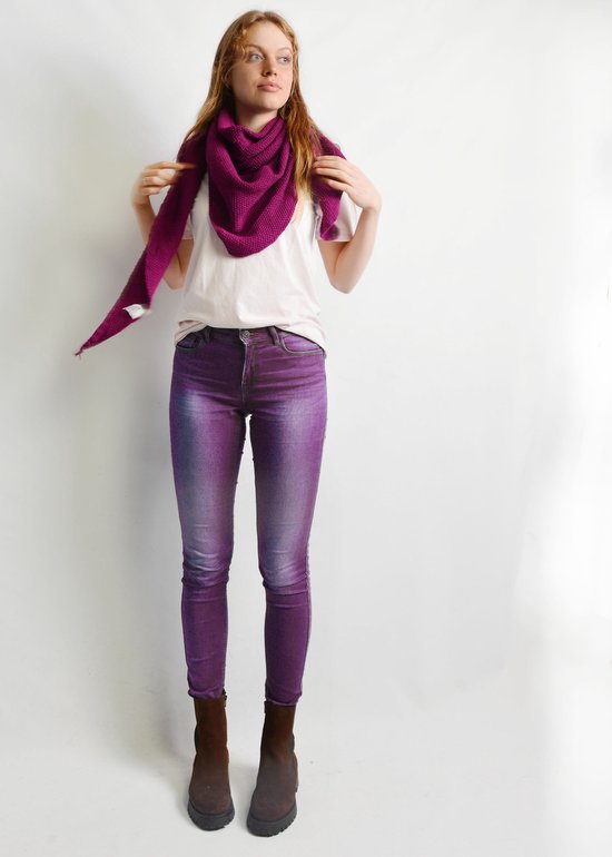 Model draagt aubergine gebreide driehoekssjaal met paarse jeans en bruine laarzen.