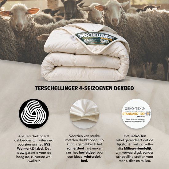 Een opgevouwen crèmekleurig wollen dekbed in de buurt van schapen. Iconen tonen wol, drukknopen en OEKO-TEX. Tekst 'Terschellinger 4-Seizoenen Dekbed'.