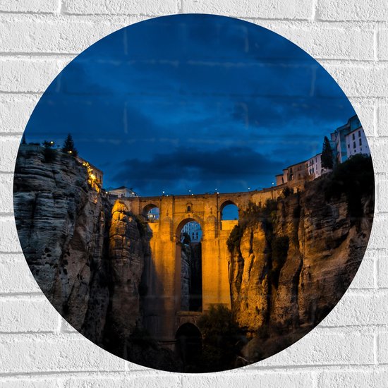 WallClassics - Muursticker Cirkel - Brug tussen Bergen in Spanje - 70x70 cm Foto op Muursticker
