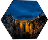 WallClassics - Dibond Hexagon - Brug tussen Bergen in Spanje - 30x26.1 cm Foto op Hexagon (Met Ophangsysteem)