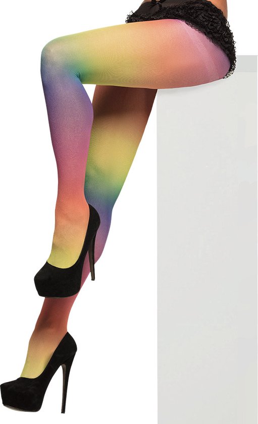 Panty met regenboogkleuren, van paars naar geel en roze, met zwarte pumps.