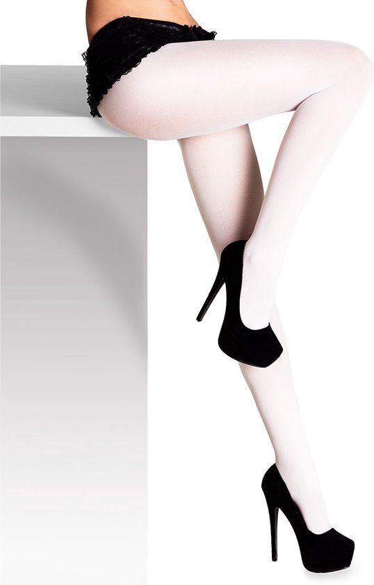 Witte panty gedragen door een vrouw zittend met zwarte pumps.