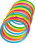 Een stapel felgekleurde armbandjes op een witte achtergrond. De kleuren zijn groen, oranje, geel, blauw en roze.