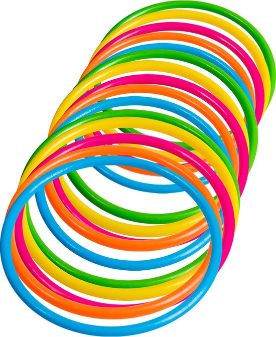 Een stapel felgekleurde armbandjes op een witte achtergrond. De kleuren zijn groen, oranje, geel, blauw en roze.