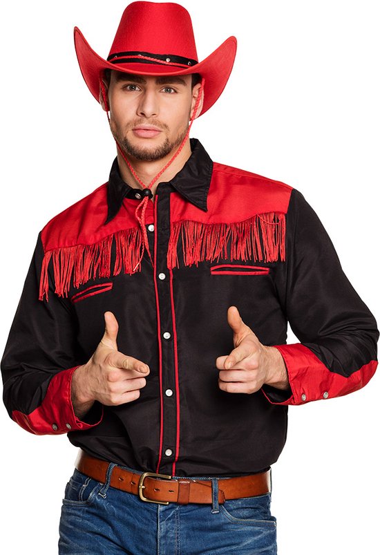 Homme portant un chapeau de cowboy rouge et une chemise western noir/rouge avec franges et passepoil rouge.