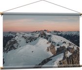 WallClassics - Textielposter - Bergtop met Sneeuw - 90x60 cm Foto op Textiel