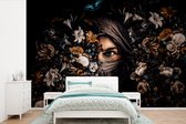 Behang - Fotobehang Vrouw - Luxe - Bloemen - Vlinder - Portret - Breedte 420 cm x hoogte 280 cm