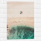 WallClassics - Muursticker - Parasol op het Strand - 40x60 cm Foto op Muursticker