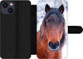 Bookcase Geschikt voor iPhone 13 telefoonhoesje - Paard - Winter - Sneeuwvlok - Met vakjes - Wallet case met magneetsluiting