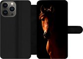 Bookcase Geschikt voor iPhone 13 Pro telefoonhoesje - Paard - Licht - Portret - Met vakjes - Wallet case met magneetsluiting