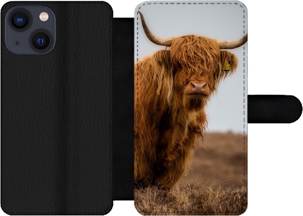 Telefoonhoesje Geschikt voor iPhone 13 Mini telefoonhoesje - Schotse Hooglander - Duin - Gras - Met vakjes - Wallet case met magneetsluiting