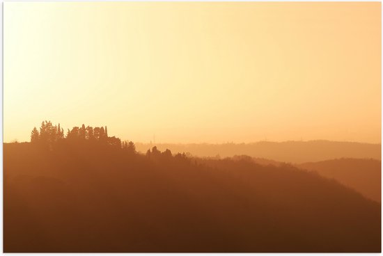 WallClassics - Poster (Matte) - Paysage Misty Hill avec Soleil Levant - 60x40 cm Photo sur Papier Poster avec un Aspect Mat