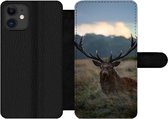 Telefoonhoesje Geschikt voor iPhone 12 Pro Max telefoonhoesje - Hert - Weiland - Gewei - Met vakjes - Wallet case met magneetsluiting