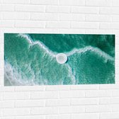 WallClassics - Muursticker - Witte Steen in de Zee - 100x50 cm Foto op Muursticker