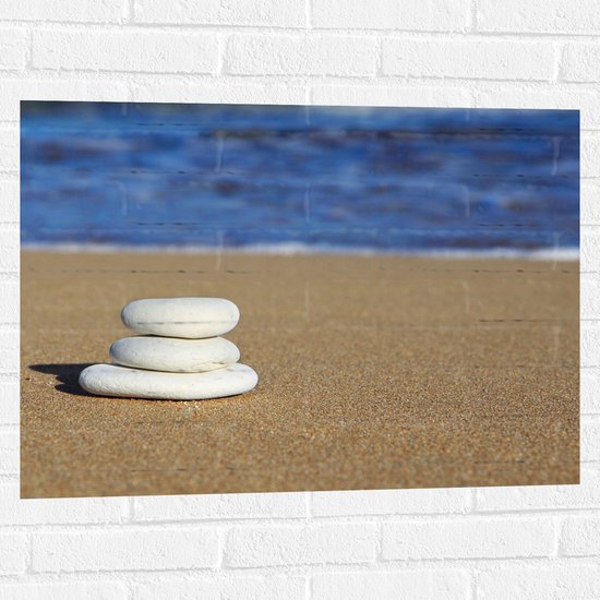 WallClassics - Muursticker - Witte Stenen op het Strand - 80x60 cm Foto op Muursticker