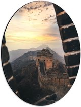 WallClassics - Dibond Ovaal - Chineese Muur vanuit het Raam - 30x40 cm Foto op Ovaal (Met Ophangsysteem)
