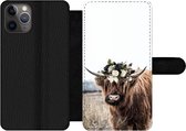 Bookcase Geschikt voor iPhone 11 Pro telefoonhoesje - Schotse hooglander - Bloemen - Dieren - Met vakjes - Wallet case met magneetsluiting