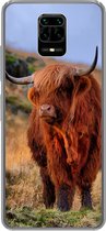 Geschikt voor Xiaomi Redmi Note 10 Lite hoesje - Schotse Hooglander - Gras - Stenen - Siliconen Telefoonhoesje