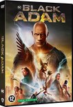 DVD-hoes van 'Black Adam' met Dwayne Johnson op de voorgrond en andere personages, met bliksem en stadsgezicht.