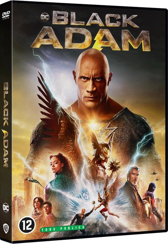 DVD-hoes van 'Black Adam' met Dwayne Johnson op de voorgrond en andere personages, met bliksem en stadsgezicht.