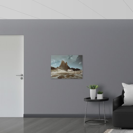 Poster Glanzend – Wit Gebouw naast een Berg - 80x60 cm Foto op Posterpapier met Glanzende Afwerking