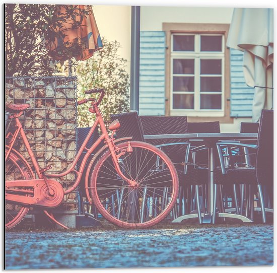 WallClassics - Dibond - Rode Fiets geparkeerd op Terras - 50x50 cm Foto op Aluminium (Wanddecoratie van metaal)