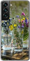 Geschikt voor Samsung Galaxy S22 hoesje - Vaas - Bloemen - Kleuren - Siliconen Telefoonhoesje