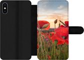 Bookcase Geschikt voor iPhone XS Max telefoonhoesje - Zonsondergang achter de mooie Klaprozen - Met vakjes - Wallet case met magneetsluiting