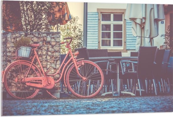 WallClassics - Acrylglas - Rode Fiets geparkeerd op Terras - 105x70 cm Foto op Acrylglas (Wanddecoratie op Acrylaat)