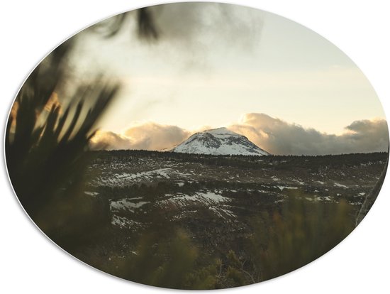 WallClassics - PVC Schuimplaat Ovaal - Witte Sneeuwberg in Landschap met Wolken - 108x81 cm Foto op Ovaal  (Met Ophangsysteem)