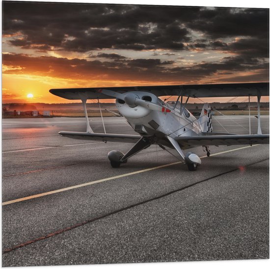 WallClassics - Vlag - Klein Vliegtuig op Startbaan - 80x80 cm Foto op Polyester Vlag