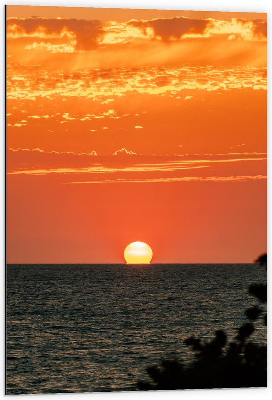 WallClassics - Dibond - Zon zakkend in de Zee - 60x90 cm Foto op Aluminium (Met Ophangsysteem)