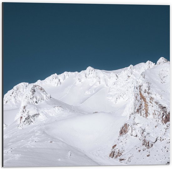 WallClassics - Dibond - Sneeuw op Berg - 50x50 cm Foto op Aluminium (Met Ophangsysteem)