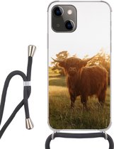 Hoesje met koord Geschikt voor iPhone 13 - Schotse hooglander - Gras - Zon - Siliconen - Crossbody - Backcover met Koord - Telefoonhoesje met koord - Hoesje met touw