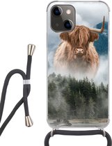 Hoesje met koord Geschikt voor iPhone 13 - Schotse hooglander - Koeien - Mist - Siliconen - Crossbody - Backcover met Koord - Telefoonhoesje met koord - Hoesje met touw