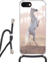 Hoesje met koord Geschikt voor iPhone SE 2020 - Paard - Zand - Palmboom - Siliconen - Crossbody - Backcover met Koord - Telefoonhoesje met koord - Hoesje met touw
