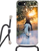 Hoesje met koord Geschikt voor iPhone SE 2020 - Paard - Zon - Zand - Siliconen - Crossbody - Backcover met Koord - Telefoonhoesje met koord - Hoesje met touw