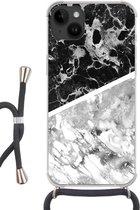 Geschikt voorApple Iphone 14 Plus - Crossbody Case - Marmer print - Zwart - Wit - Luxe - Siliconen - Crossbody - Backcover met Koord - Telefoonhoesje met koord - Hoesje met touw