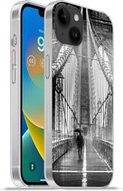 Geschikt voorApple Iphone 14 Plus - Soft case hoesje - Brooklyn brug tijdens de regen in zwart-wit - Siliconen Telefoonhoesje