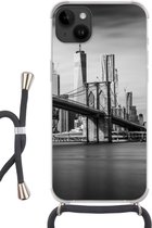 Geschikt voorApple Iphone 14 Plus - Crossbody Case - Architectuur - New York - Brooklyn Bridge - Water - Zwart wit - Siliconen - Crossbody - Backcover met Koord - Telefoonhoesje met koord - Hoesje met touw