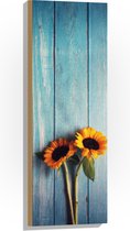 WallClassics - Hout - Zonnebloemen met Blauwe Schutting - 30x90 cm - 12 mm dik - Foto op Hout (Met Ophangsysteem)