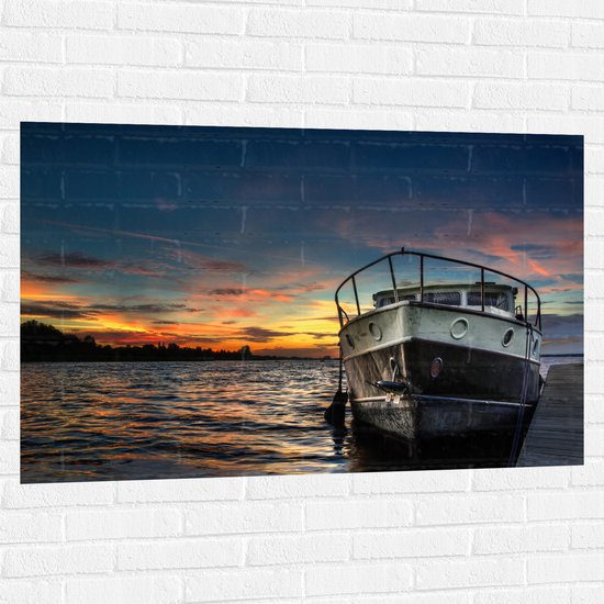 WallClassics - Muursticker - Schip op het Water met Oranje Lucht - 120x80 cm Foto op Muursticker