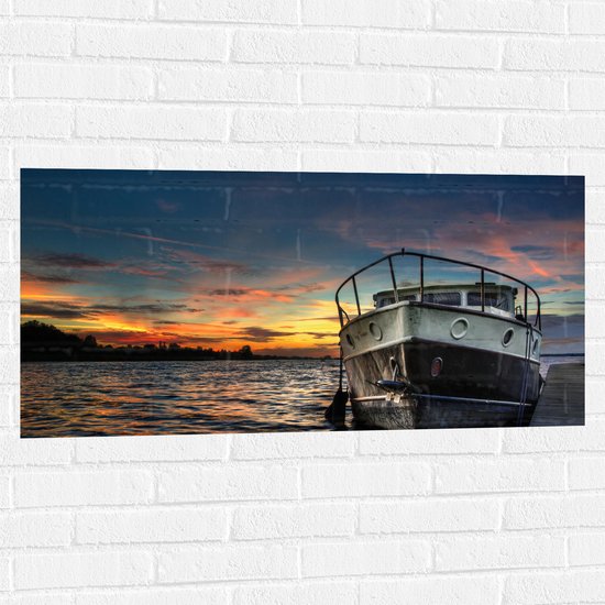 WallClassics - Muursticker - Schip op het Water met Oranje Lucht - 100x50 cm Foto op Muursticker