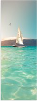 WallClassics - Poster Glanzend – Kleine Zeilboot op Helderblauwe Oceaan - 20x60 cm Foto op Posterpapier met Glanzende Afwerking