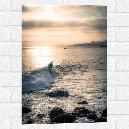 WallClassics - Muursticker - Surfer op Zee aan de Kust - 40x60 cm Foto op Muursticker