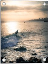 WallClassics - Tuinposter – Surfer op Zee aan de Kust - 30x40 cm Foto op Tuinposter  (wanddecoratie voor buiten en binnen)
