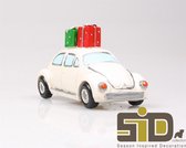 Klein beeldje auto Volkswagen Kever met cadeaus op het dak