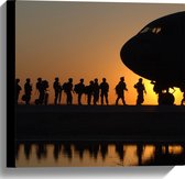 WallClassics - Canvas  - Silhouet van Soldaten bij Vliegtuig - 40x40 cm Foto op Canvas Schilderij (Wanddecoratie op Canvas)