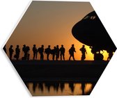 WallClassics - PVC Schuimplaat Hexagon  - Silhouet van Soldaten bij Vliegtuig - 30x26.1 cm Foto op Hexagon (Met Ophangsysteem)