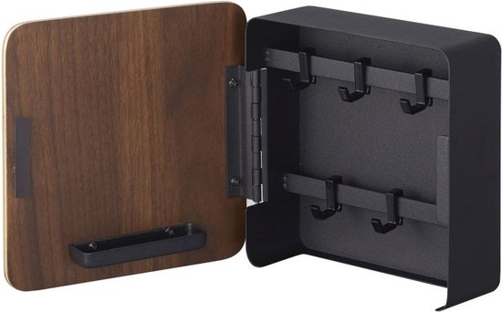 Boîte à clés noire ouverte avec intérieur en bois brun foncé et crochets noirs.